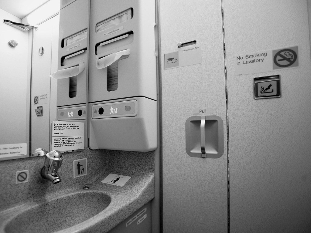خرابی دستشویی هواپیما
